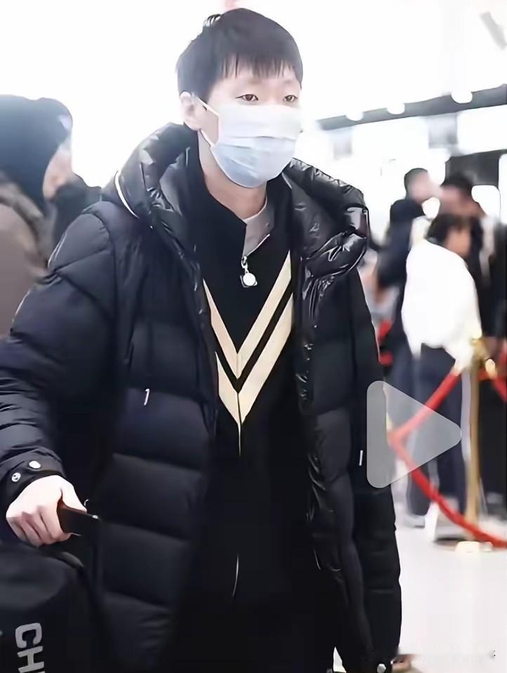 王曼昱头发又剪短了，整个人看上去很精神。这几天都在发国乒出发消息，千呼万唤终于