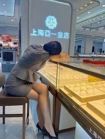 黄金是真疯了！就在刚刚，金店销售人员，给我发微信说，黄金手镯1090元一克！今天