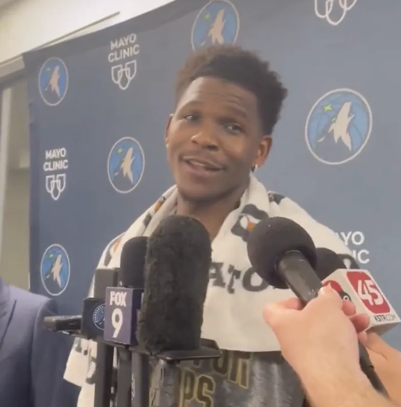 NBA季后赛首轮，森林狼将对阵掘金。森林狼球员安东尼-爱德华兹在接受记者采访