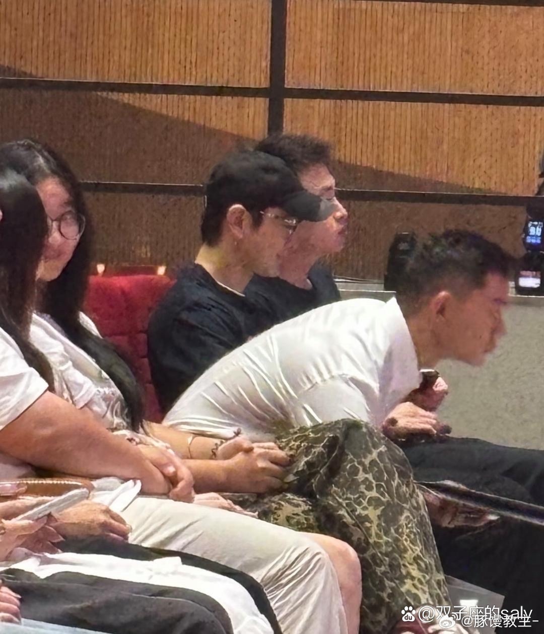 黄晓明参加上海戏剧学院开学典礼，已经49岁的他上的是博士班，坐在第一排，被好多学