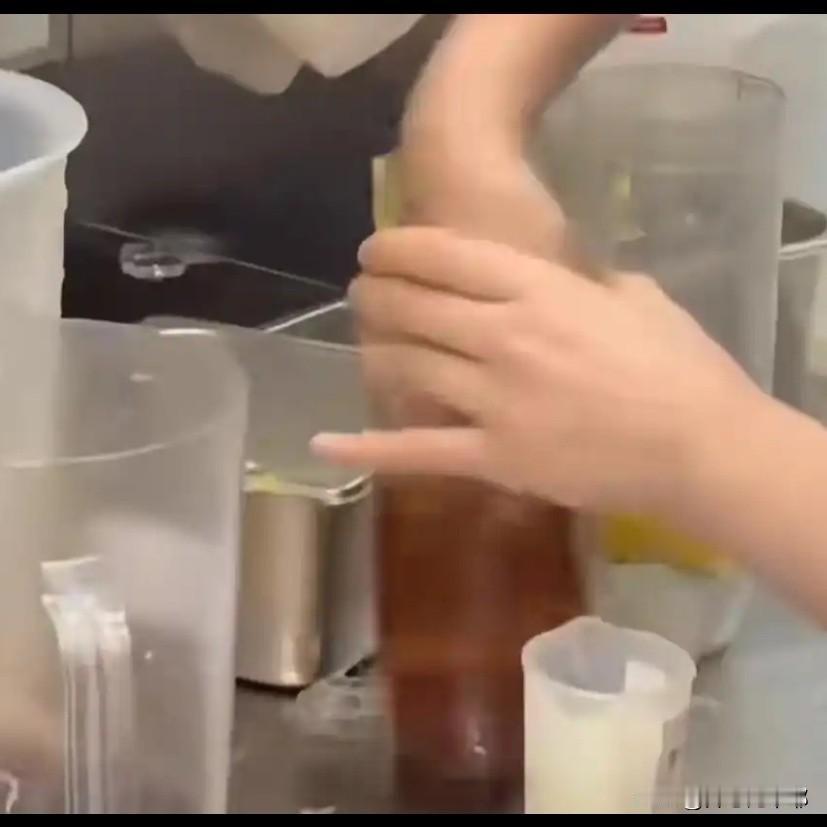 玩梗玩大了！福建漳州，霸王茶姬宝龙广场店的一个员工。为了博流量，模仿“印