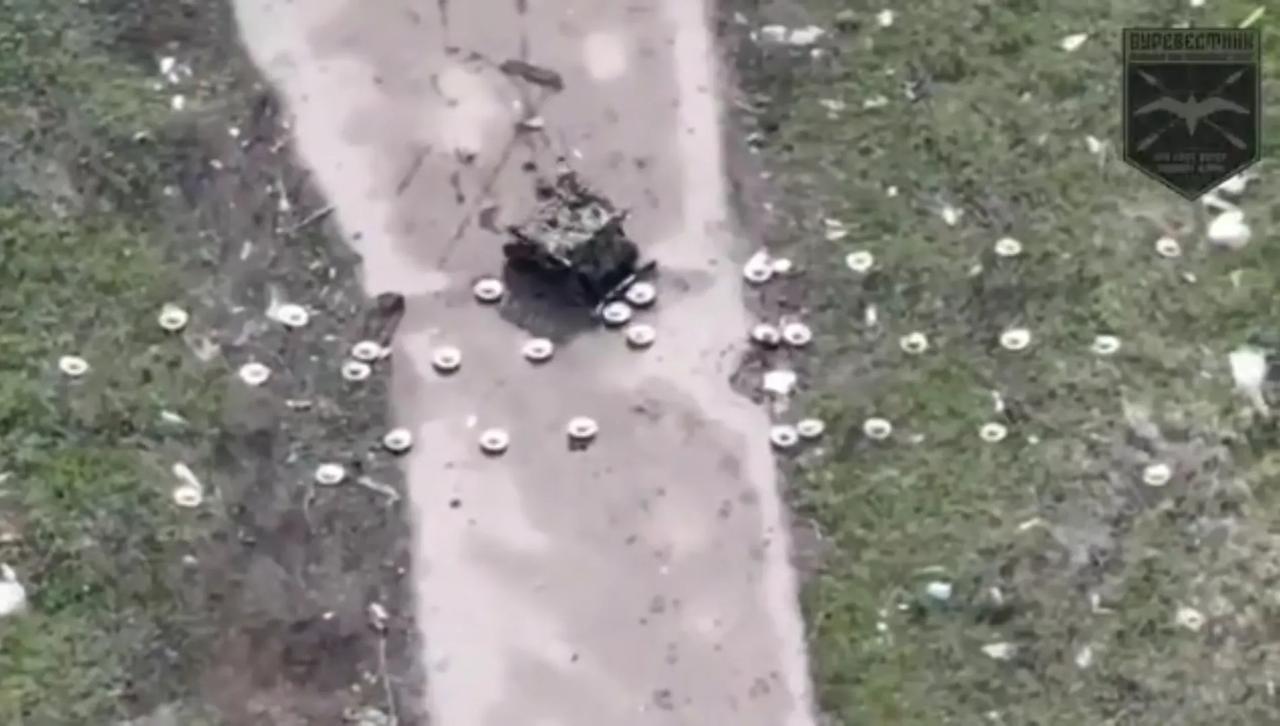 俄军无人地面车将乌军布设在道路上的反坦克地雷逐一推到道路两边，让道路畅通。作战条