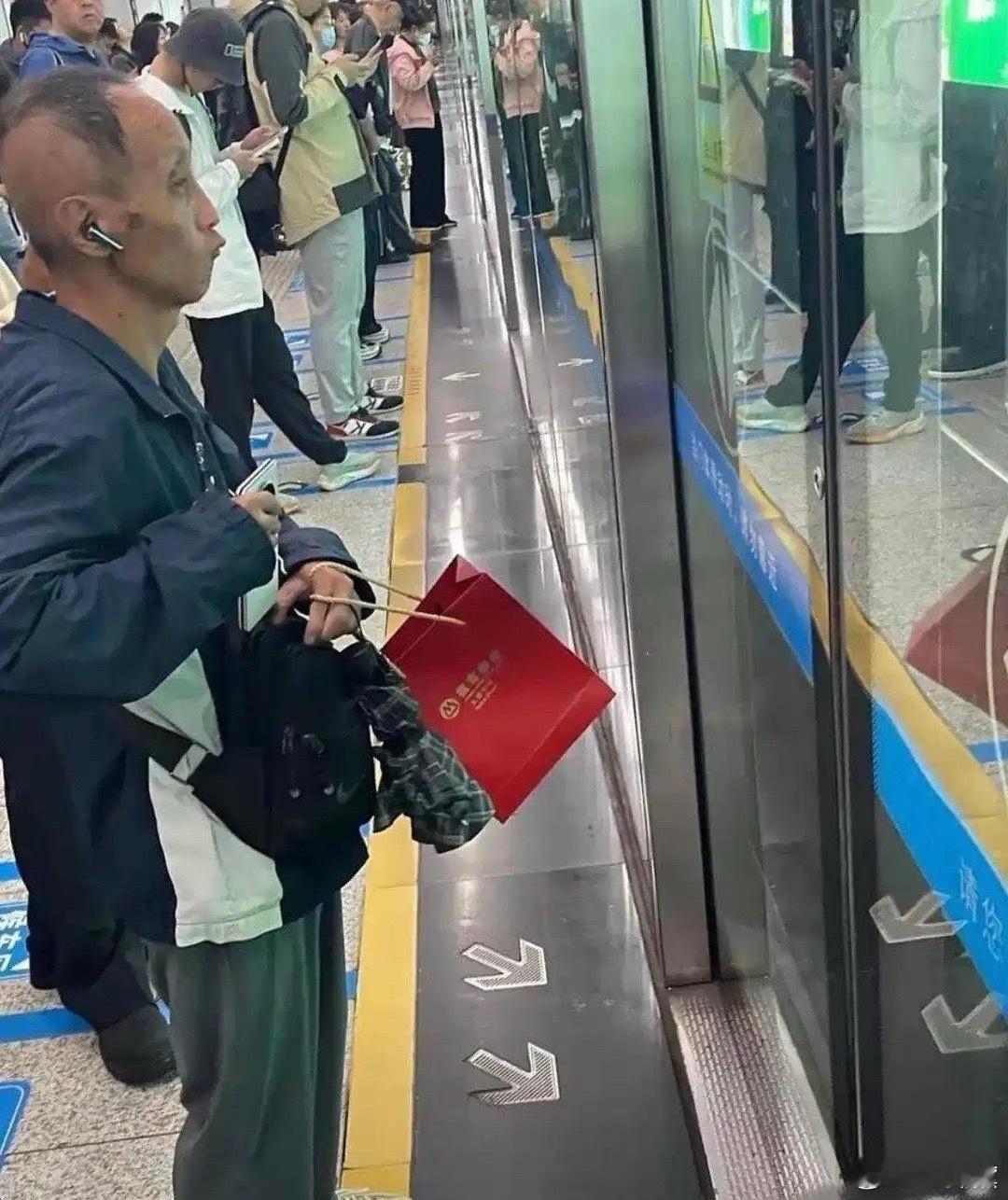 地铁看到的，果然人不可相貌