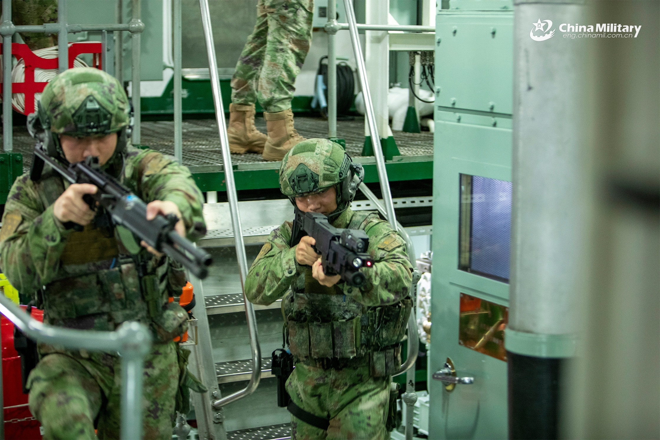 海军第48批护航编队特战队员开展舱内搜索训练