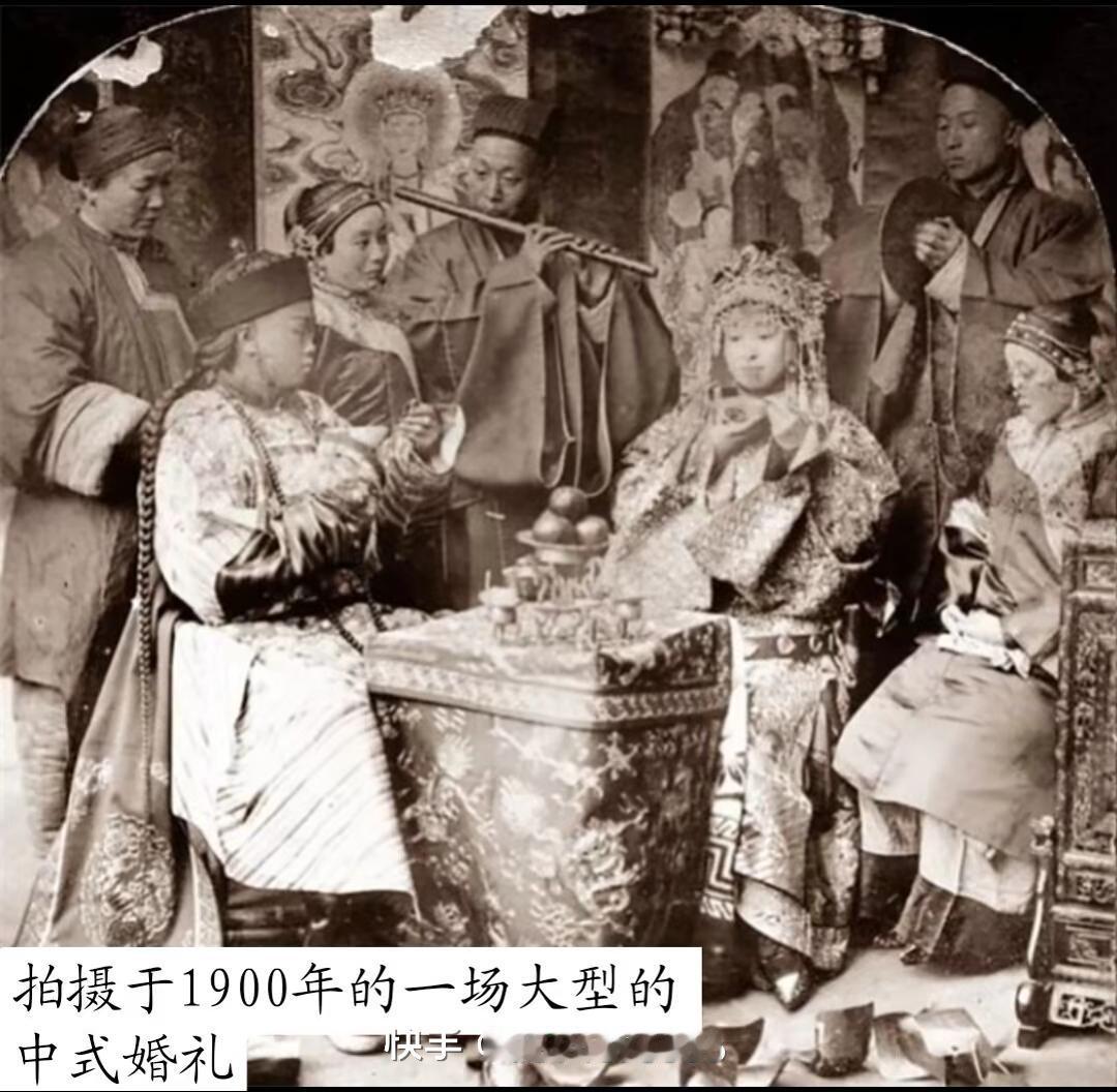 晚清大户人家结婚那排场，真不是一般的大。从老照片里能看到，迎亲队伍里身着红衣的乐