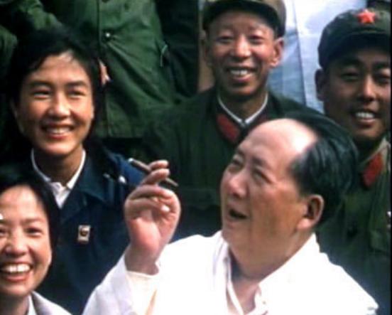 1968年，在一次中央政治局会议上，毛主席突然向李先念那边看了几眼。1968