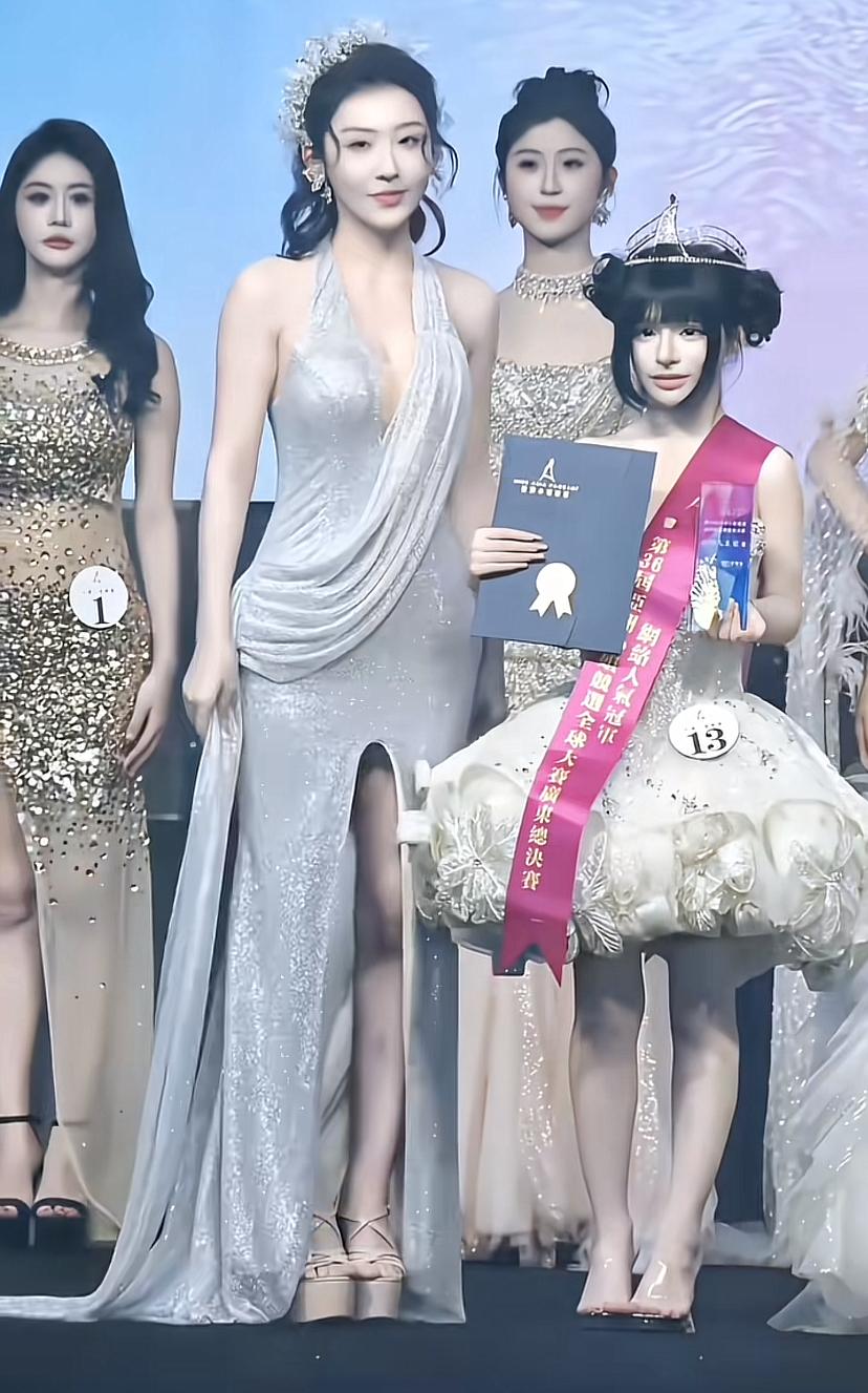 这世界颠成这样了吗？刚开始以为是AI胡搞的呢，没想到竟然真的是选美现场。这位