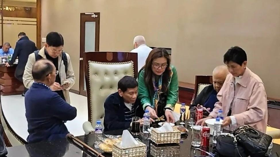 小马科斯的亲姐姐、参议员伊梅，正式提交了《杜特尔特法案》。法案内容写得很清楚：