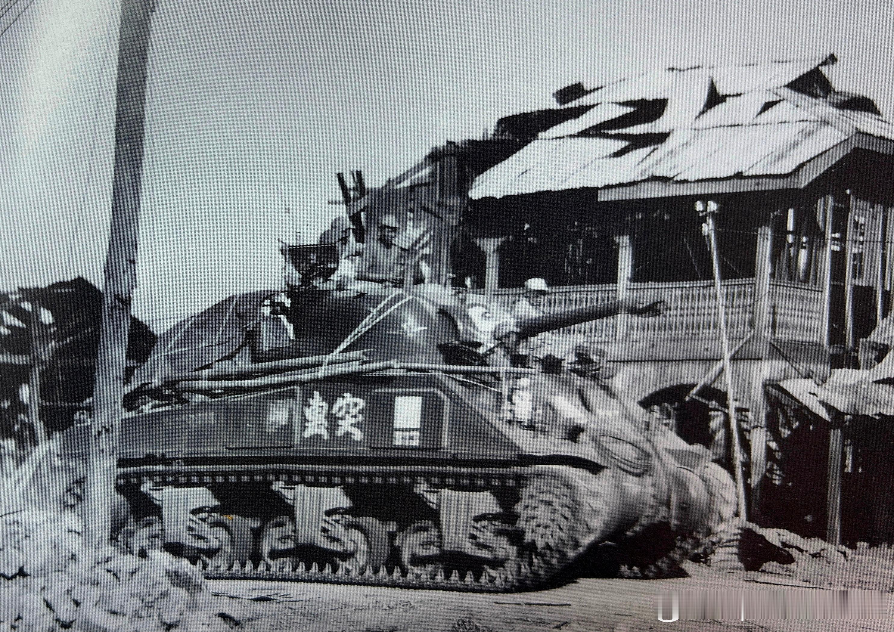1945年2月24日中国军队中型坦克在腊戌以北30公里沿着滇缅公路向南行进，正在