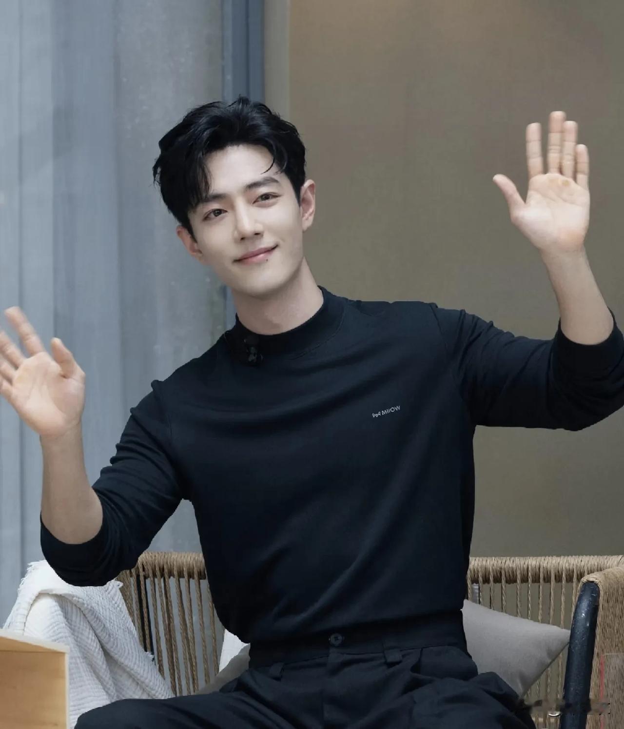 肖战这哥们最大的优势在于个人魅力，性格好，情商高，处事稳当，台风得体。你看他