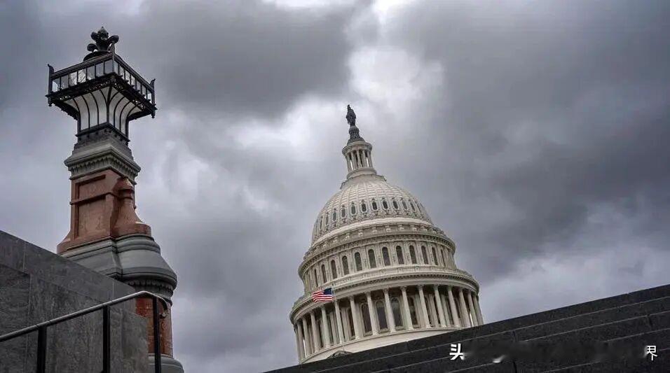 美国政府可能要“开门”办公了！据美国媒体11月9日报道，美国国会参议院已就结束联
