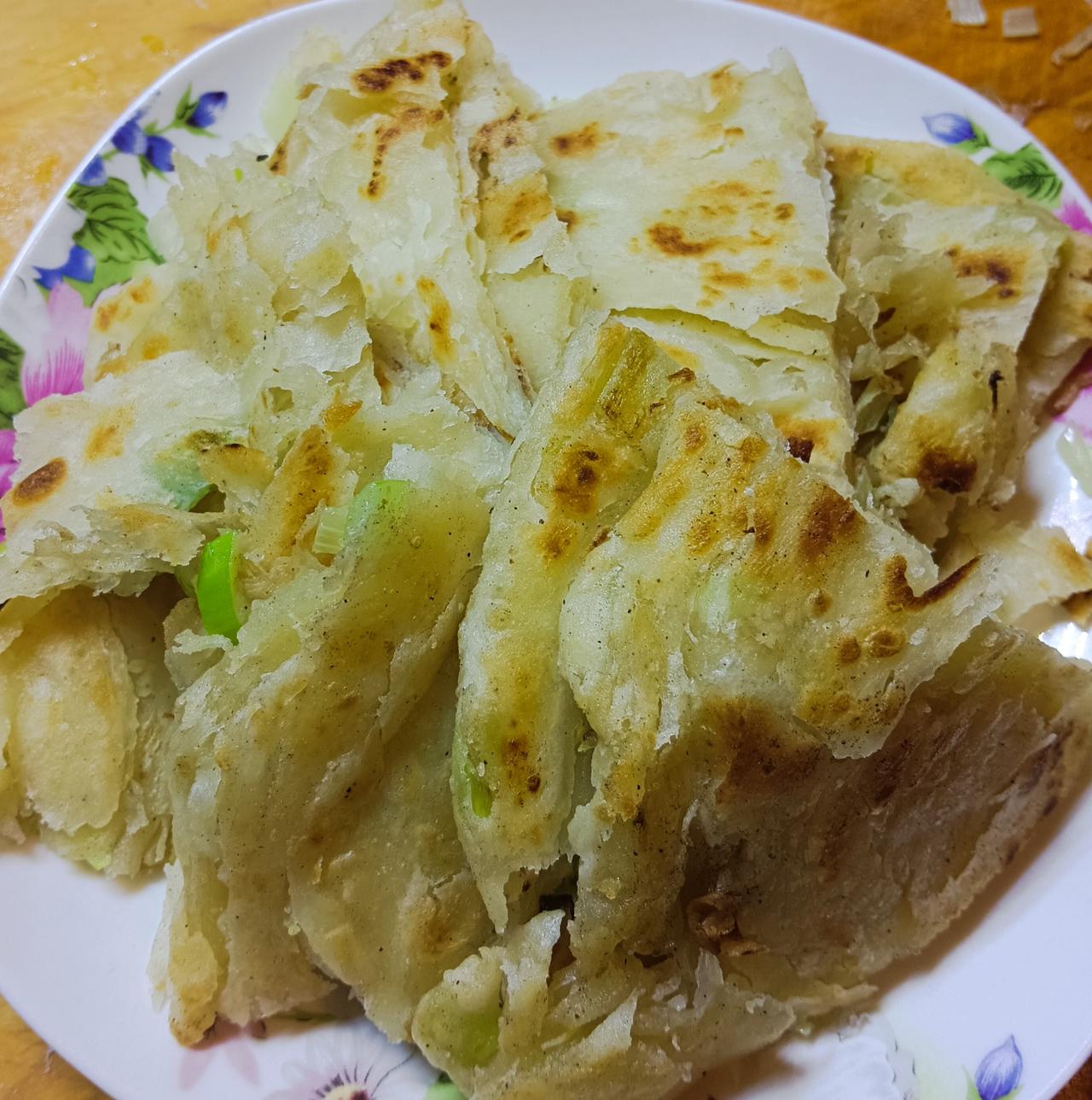 孙子今晚回来得晚，大家都吃完饭他才到家。他说参加学校活动累了，给他留的饭菜一口没