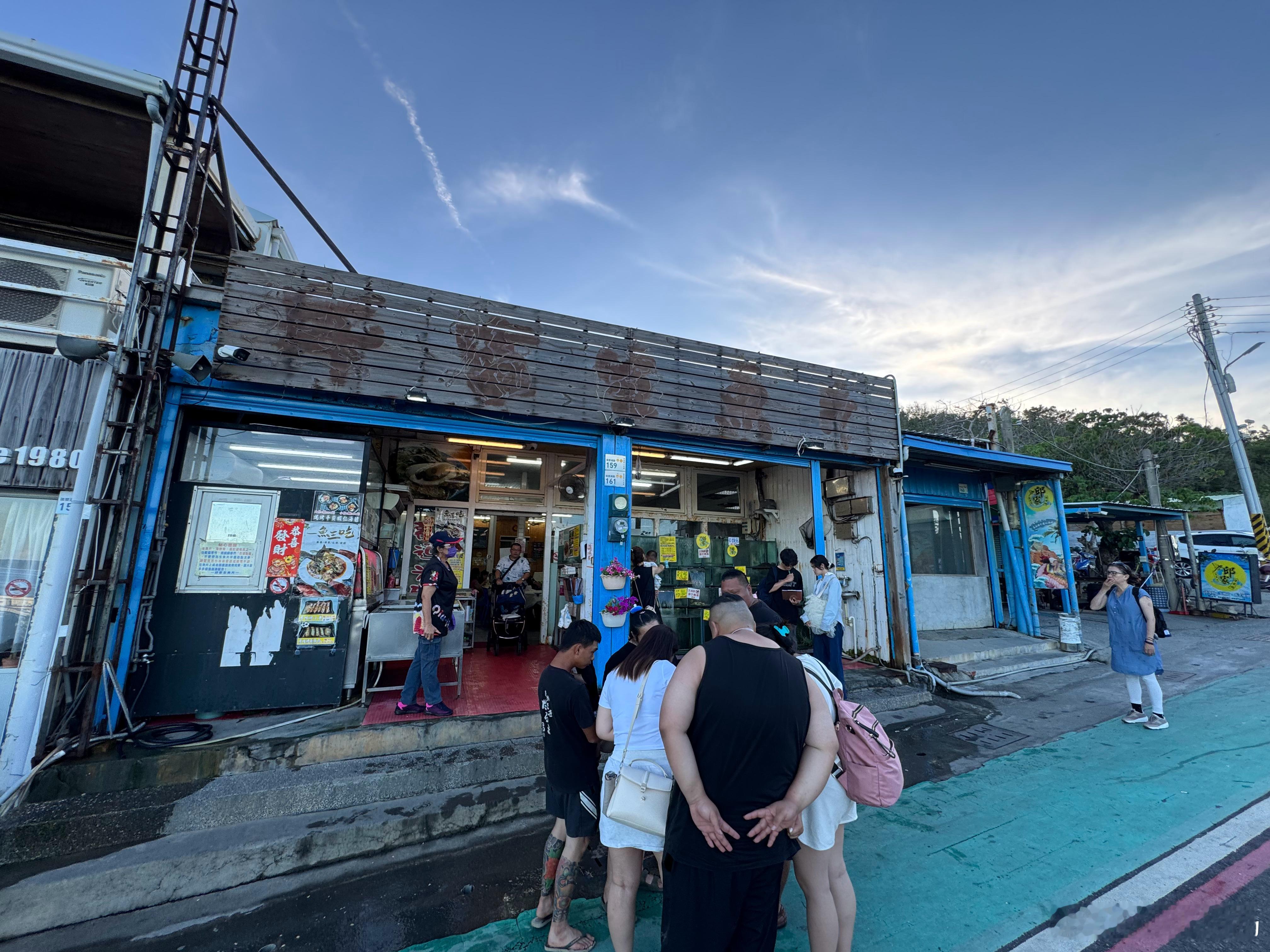 粉丝推荐的店，消费760台币，味道还不错，都是新鲜货，生鱼片性价比很高。​​