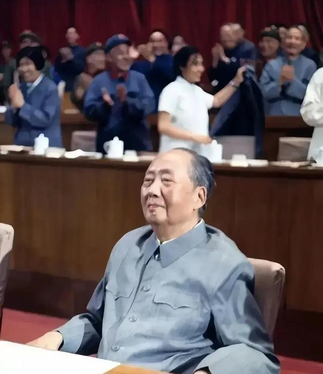 有没发现？毛主席越老，面相越慈祥。这张照片拍摄于1973年，那年，毛主席刚好80