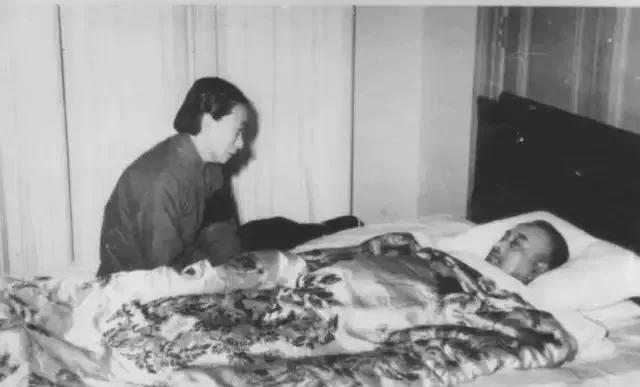 陈赓和妻子傅涯最后一次合影，这张照片拍摄于1961年3月，地点在上海的疗养住所，