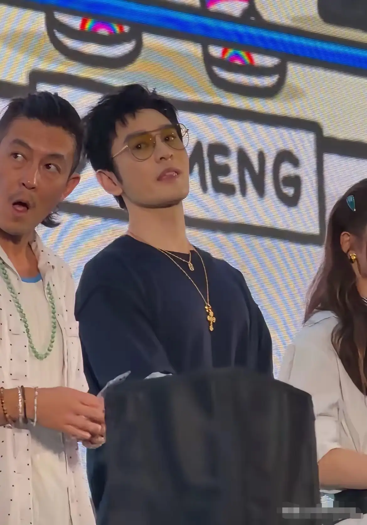 陈冠希明明已经像个小老头，颜值彻底崩塌，走大街上估计都会被现在的小美女们嫌弃，偏偏某些人非要捧他臭脚