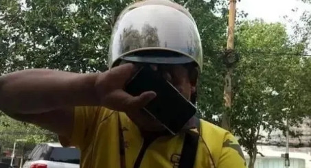 有一次，窦文涛在北京订了一份外卖，等了很久都没到。他一看订单，超时3分钟，就点了