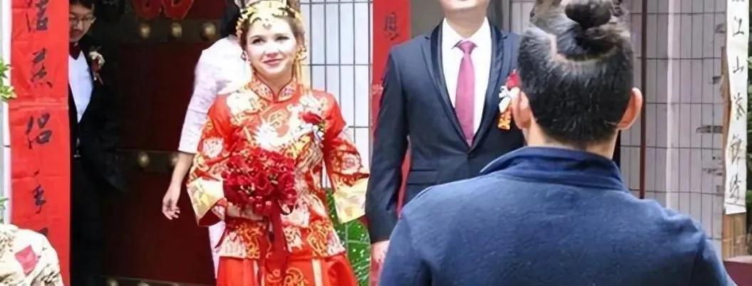 1998年，23岁的乌克兰姑娘，远嫁到河南，与一名家境普通的年轻人组建家庭。婚后