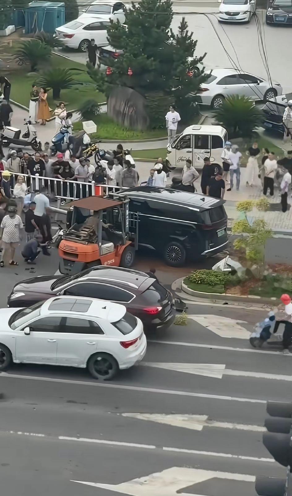 安徽广德车祸最让人揪心的后续，不只是事故现场有多惨，而是这个家现在还在医院里硬撑
