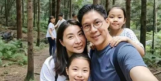 郭晶晶霍启刚夫妇带娃出游，大方晒女儿正脸，两个女儿真会长，专挑父母的优...