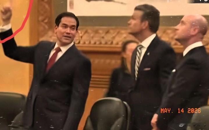 这一指，把美国鹰派的虚架子戳碎了今天人民大会堂的这一幕，比十篇官样通稿都戳人