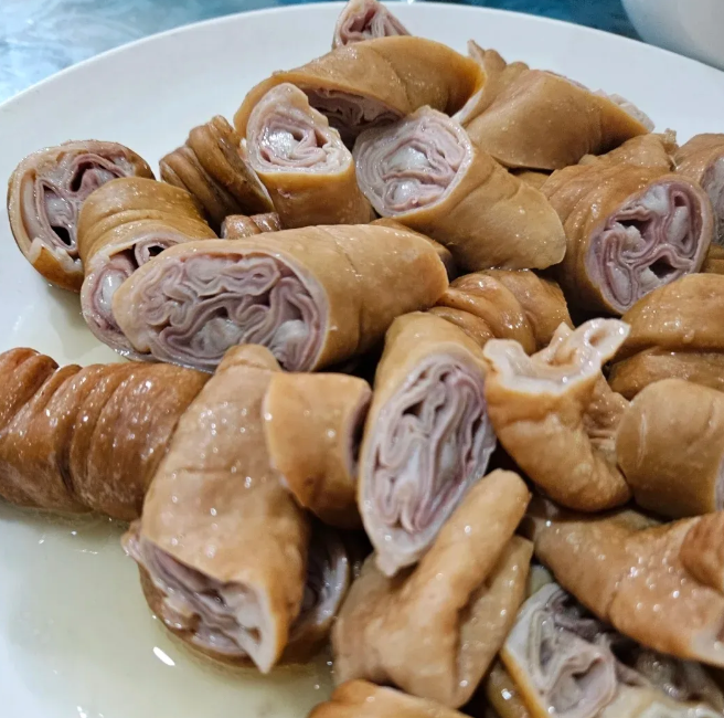 去朋友家吃饭，端上了一道菜。吃着挺好吃！谁知道这个美食叫什么？