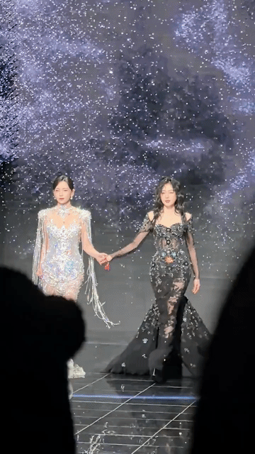 于文文和张天爱在一起一点也不输啊，甚至更美，气质更出众，张天爱也不知道哪里的问题