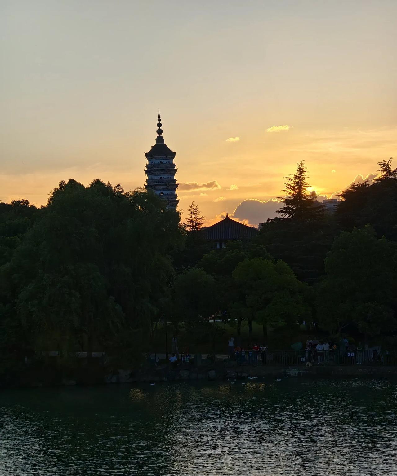 妻子的眼泪一个遭受背叛的妻子，她哭了，她哭的不是对方的背叛，哭的是：—