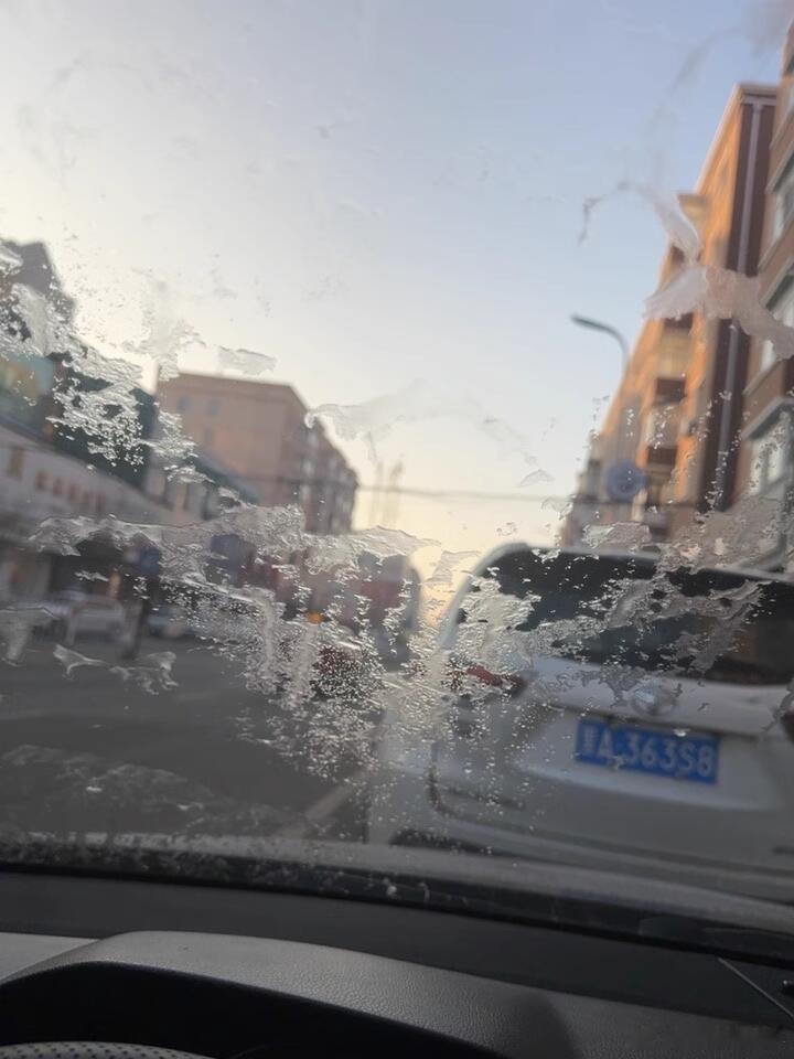 如何预防挡风玻璃结冰超级车主寒冬清晨，挡风玻璃结冰是许多车主的烦心事。其实，预
