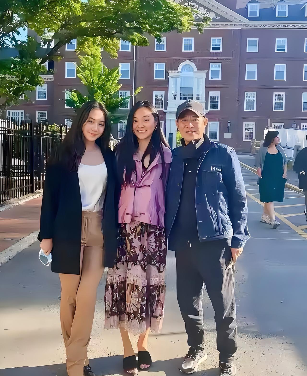 李连杰，是国际功夫巨星，被誉为“功夫皇帝”，娶了娱乐圈的大美人利智。李连杰的大