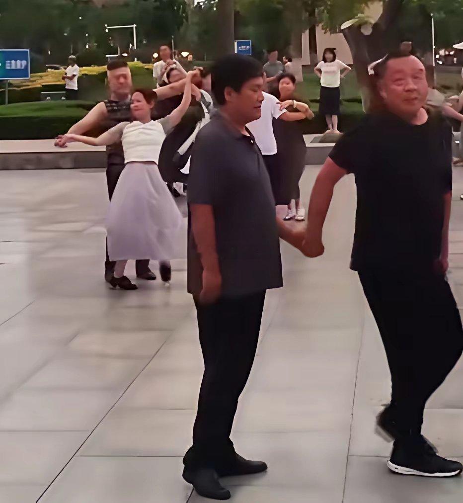 于东来在自家小区跳交谊舞时的一幕舞伴是个男的，他跳的是女步还非常的妖娆​​​