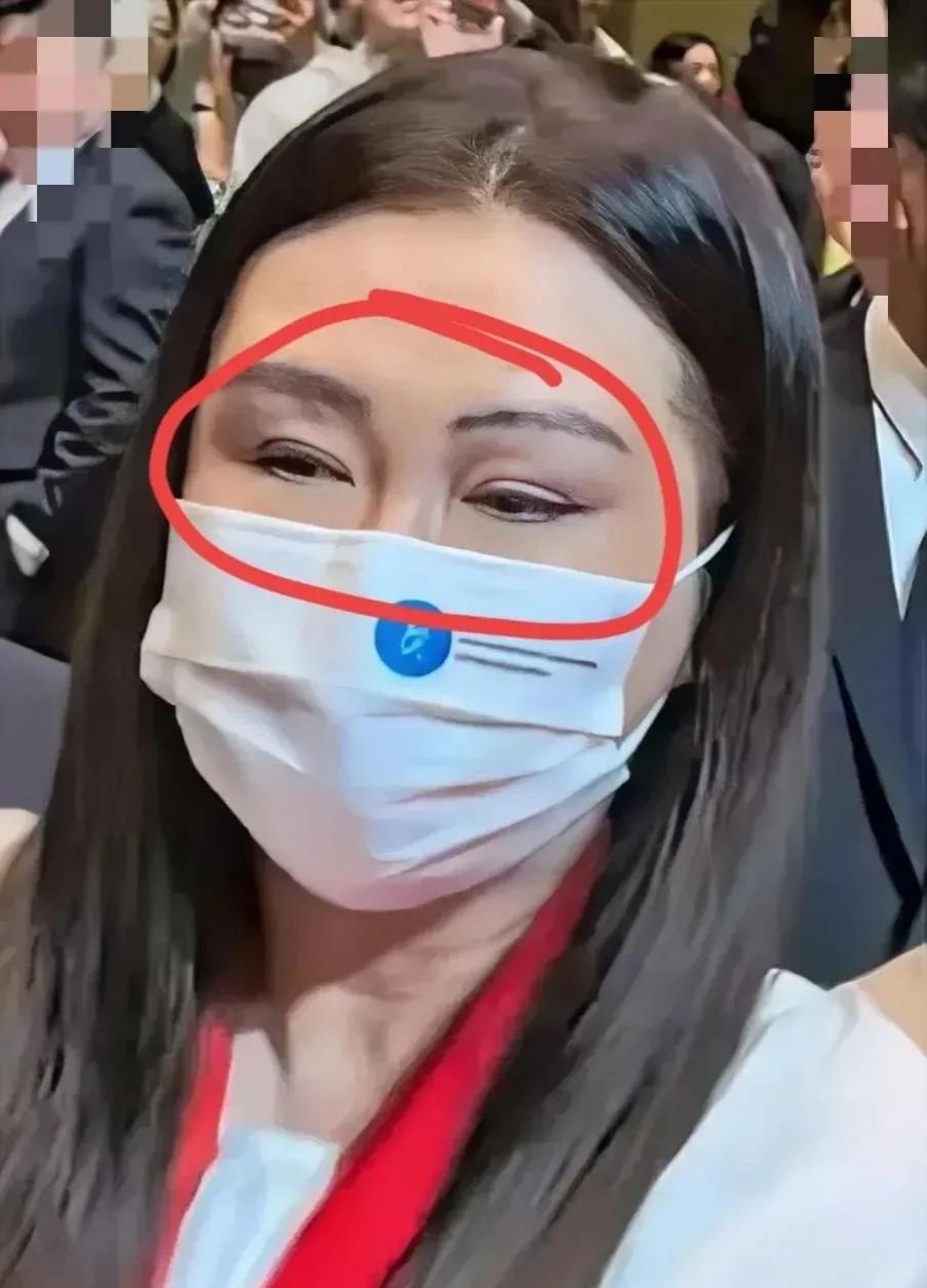 真让人不敢相信，这居然是王祖贤近照，完全变了样子啊！曾经妩媚灵动、眼波流转的