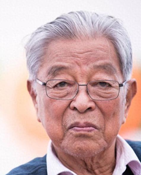 1995年12月的一个晚上，褚时健在时任云南省委副书记令狐安的家里，接到专案组打