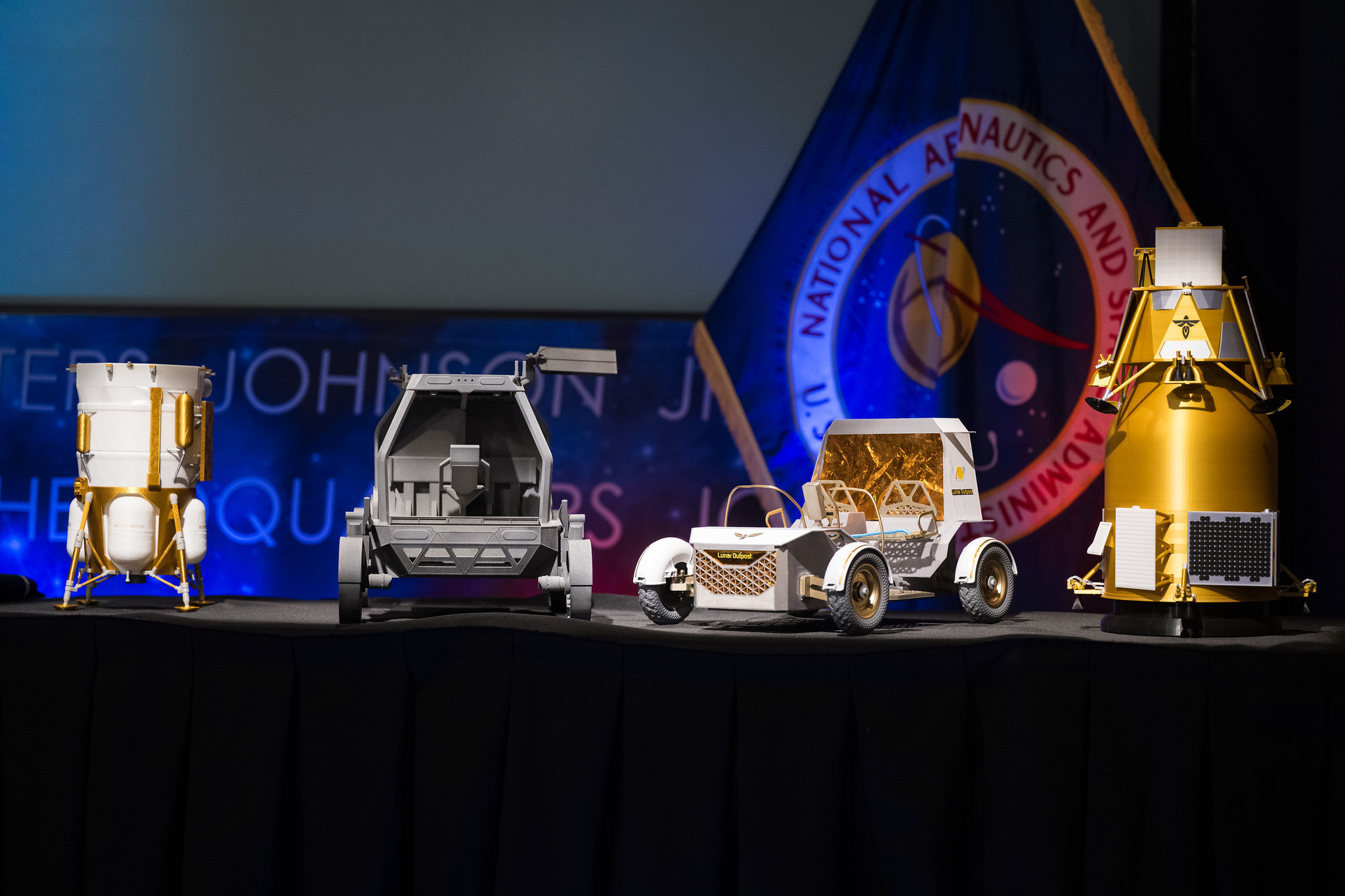 美国新版月球车模型，由于“太空探索”(SpaceX)公司的月面着陆版星舰开发延误