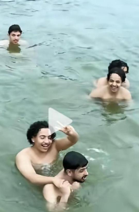 外籍游客无视警告，在武汉东湖凌波门下水戏水！7月19日，武汉东湖凌波门
