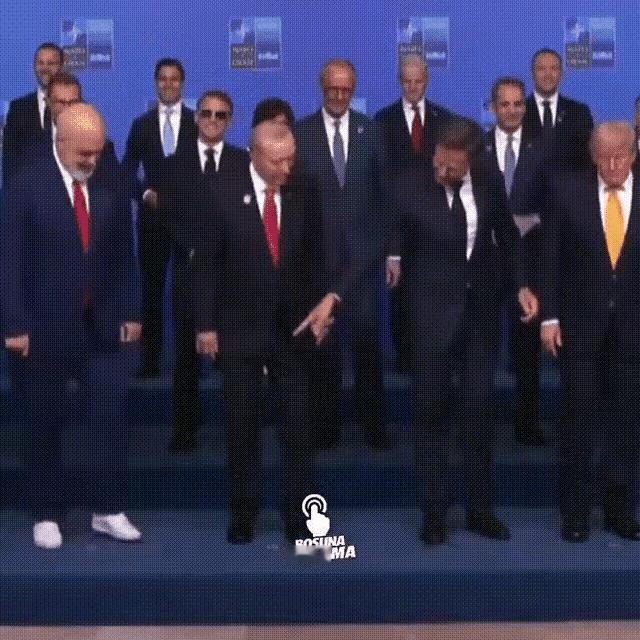 北约秘书长吕特跪舔特朗普。没话找话，你看他穿着白色的鞋，特朗普不搭理他。