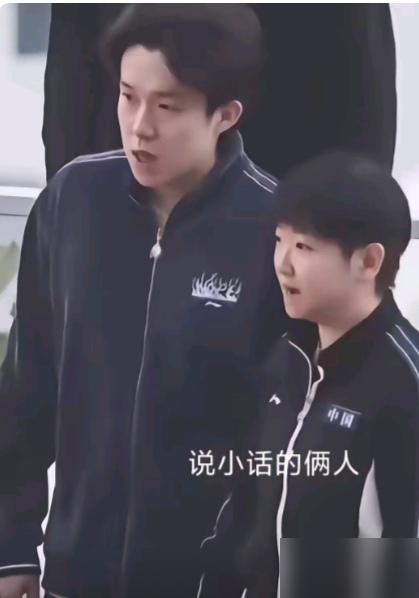 头哥说，莎莎，搭档们一会儿要拍照，主办方建议要笑容满面，你说，我们两个