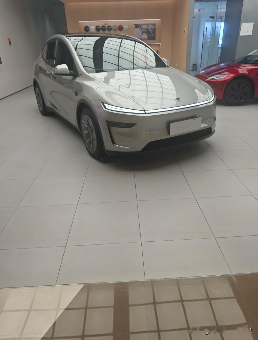 问了特斯拉销售两个问题:关于特斯拉我问了两个问题，一是4680什么时候在国内上