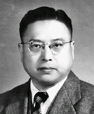 1949年，黄竞武被捕，敌人见他不屈服，就把他活埋。当泥土将他全部埋没时，敌人正