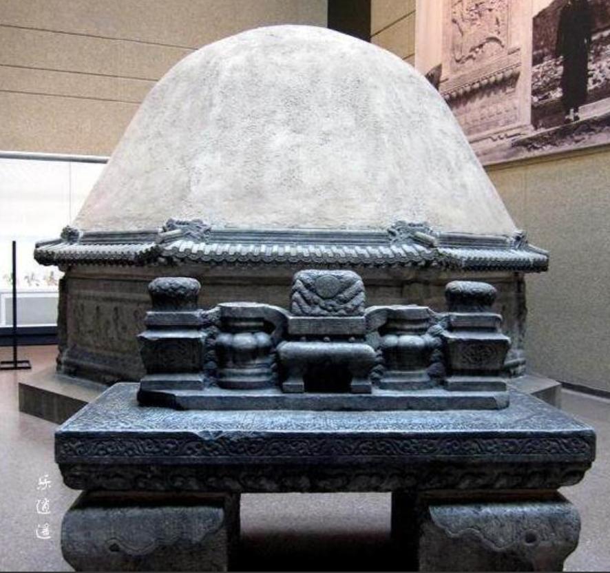 1918年，一个英国皮货商将一座重达150吨的古墓，从中国盗取出来，运到了加拿大
