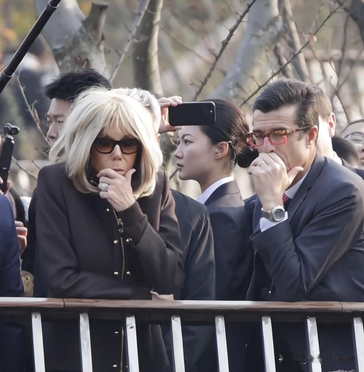 法国总统夫人看熊猫我却被身后英姿飒爽的女保镖吸引严月霞太帅了这真不怪大家跑