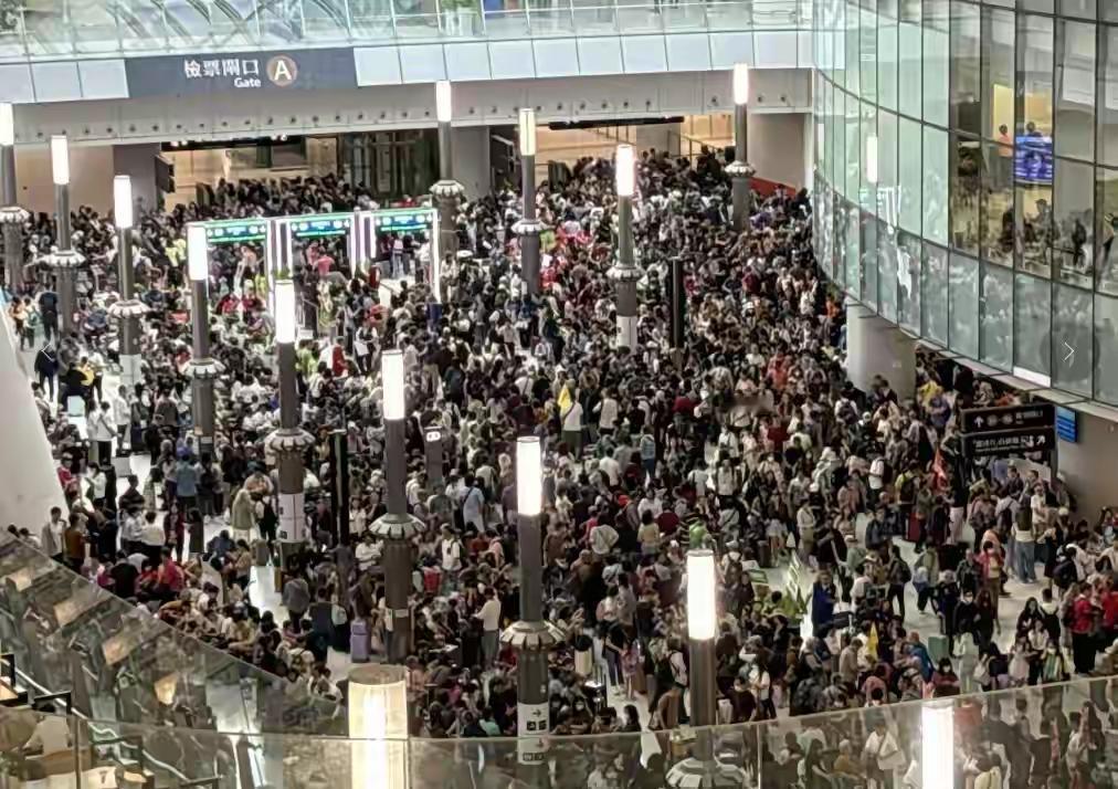 据港媒报道，有香港网民发帖表示，很多港人在北上返回时脾气会变得暴躁，经常会在返程