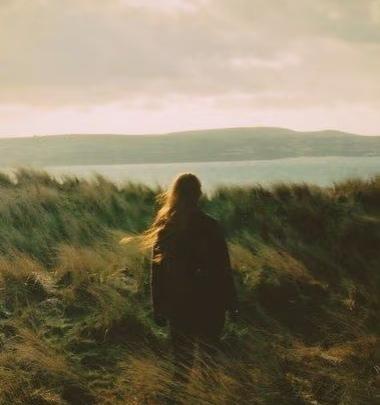 我姐夫干工程的，手下养着百十号人。这百十多人背后，就是百十个家啊！每个月等着发