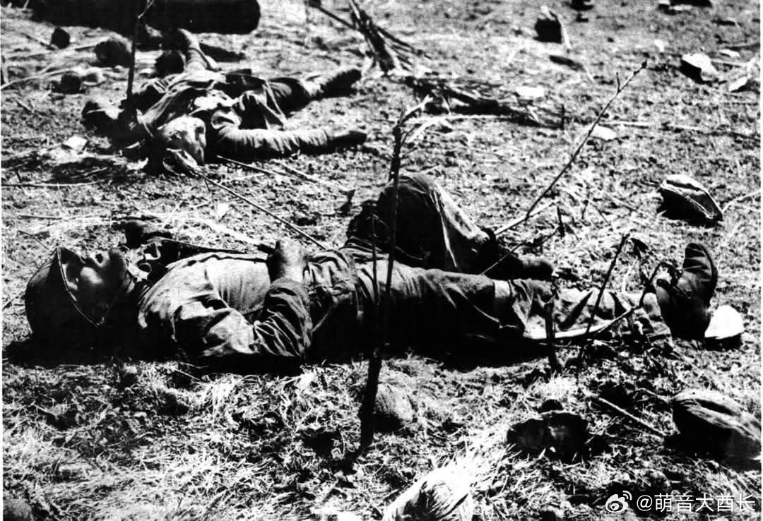 一名海军陆战队员紧握着他用来杀死背景中那名日军士兵的刺刀，仅仅几分钟后，他自己也