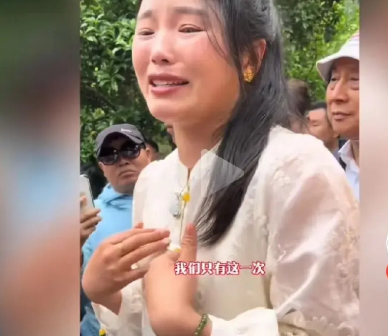 浙江女孩相亲现场哭得稀里哗啦，她边哭边跟周围的人说，自己年轻的时候被毒鸡汤洗脑。