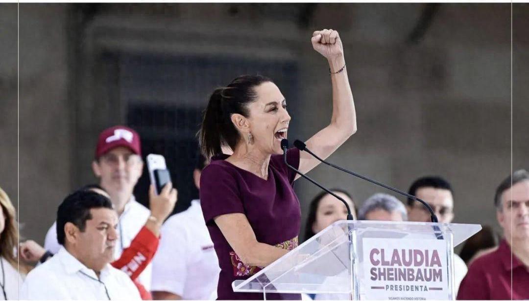 发现没有墨西哥女总统辛鲍姆在陌生男子上来搂她肩膀的时候，身体并没有明显抗拒。