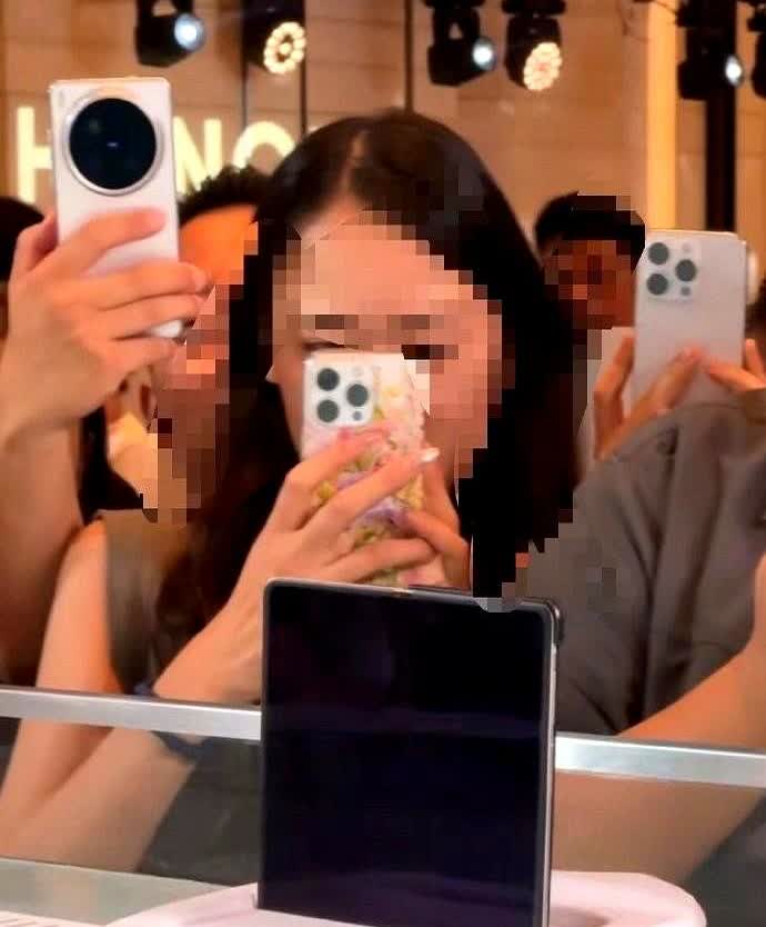 荣耀搞活动请人拍MagicV5，本想宣传一波，结果细心网友发现拍视频的人没几个