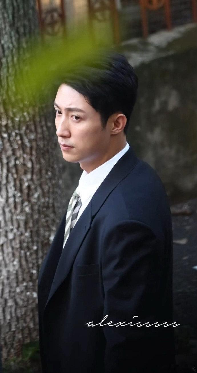 黄景瑜的西装路透杀疯了！笔挺西装勾勒优越身形，摸婚戒的瞬间添了几分慵懒温柔，熟男