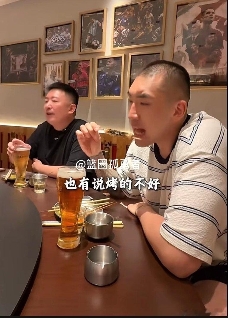 有意思哈！还得国内CBA球员，刚刚续约完D类顶薪的山东男篮核心中锋陶汉林“喝酒吃