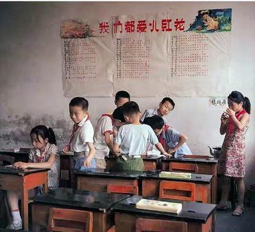 1983年，小学课堂，下课后课间休息。几个男学生围在一起聊天，而女生与男生根本玩